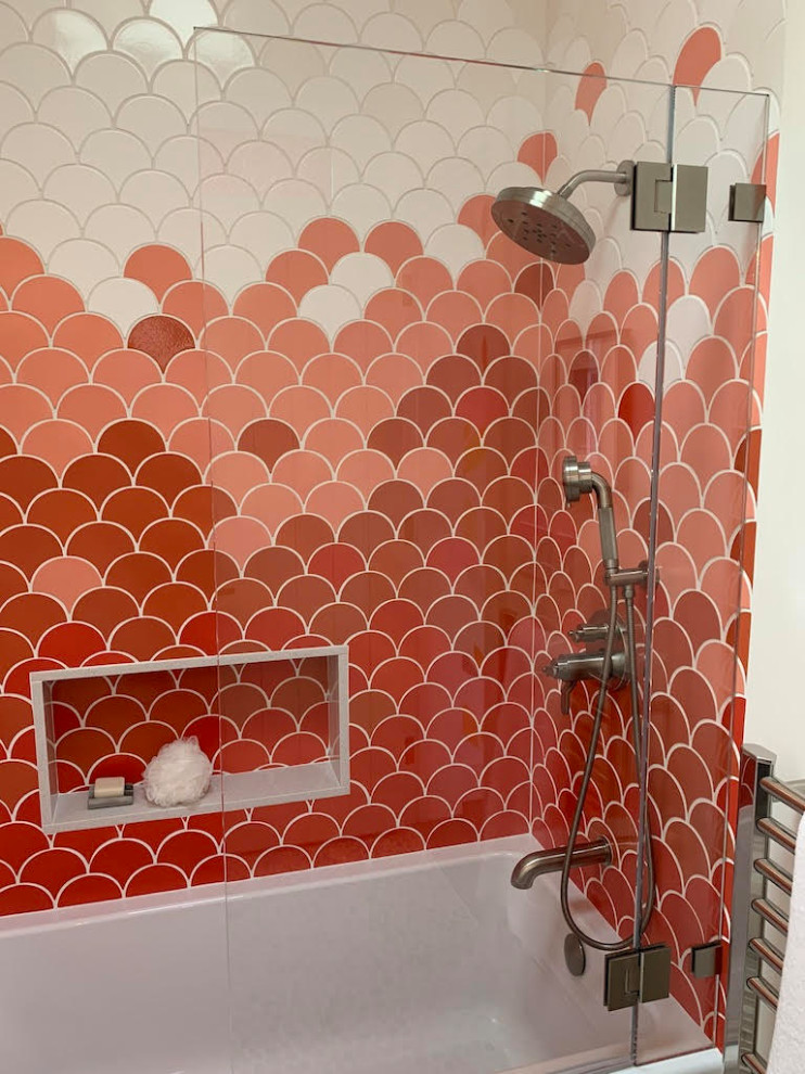 Идея дизайна: детская ванная комната среднего размера в стиле модернизм с ванной в нише, душем над ванной, разноцветной плиткой, керамической плиткой, душем с распашными дверями и нишей