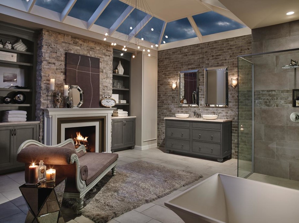 Идея дизайна: большая главная ванная комната в классическом стиле с серыми фасадами