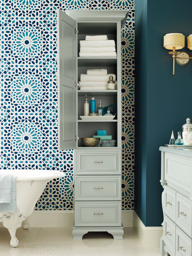 Идея дизайна: большая ванная комната в стиле неоклассика (современная классика) с синими фасадами, ванной на ножках, синими стенами, полом из керамогранита и белым полом