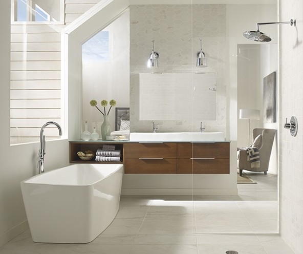 Inredning av ett modernt mellanstort badrum med dusch, med släta luckor, skåp i mellenmörkt trä, ett fristående badkar, en hörndusch, vit kakel, tunnelbanekakel, vita väggar, marmorgolv, ett integrerad handfat, vitt golv och med dusch som är öppen