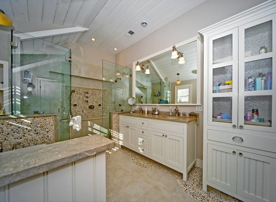 Источник вдохновения для домашнего уюта: большая главная ванная комната в морском стиле с фасадами в стиле шейкер, белыми фасадами, душем в нише, разноцветной плиткой, галечной плиткой, серыми стенами, полом из керамогранита, врезной раковиной, бежевым полом и душем с распашными дверями