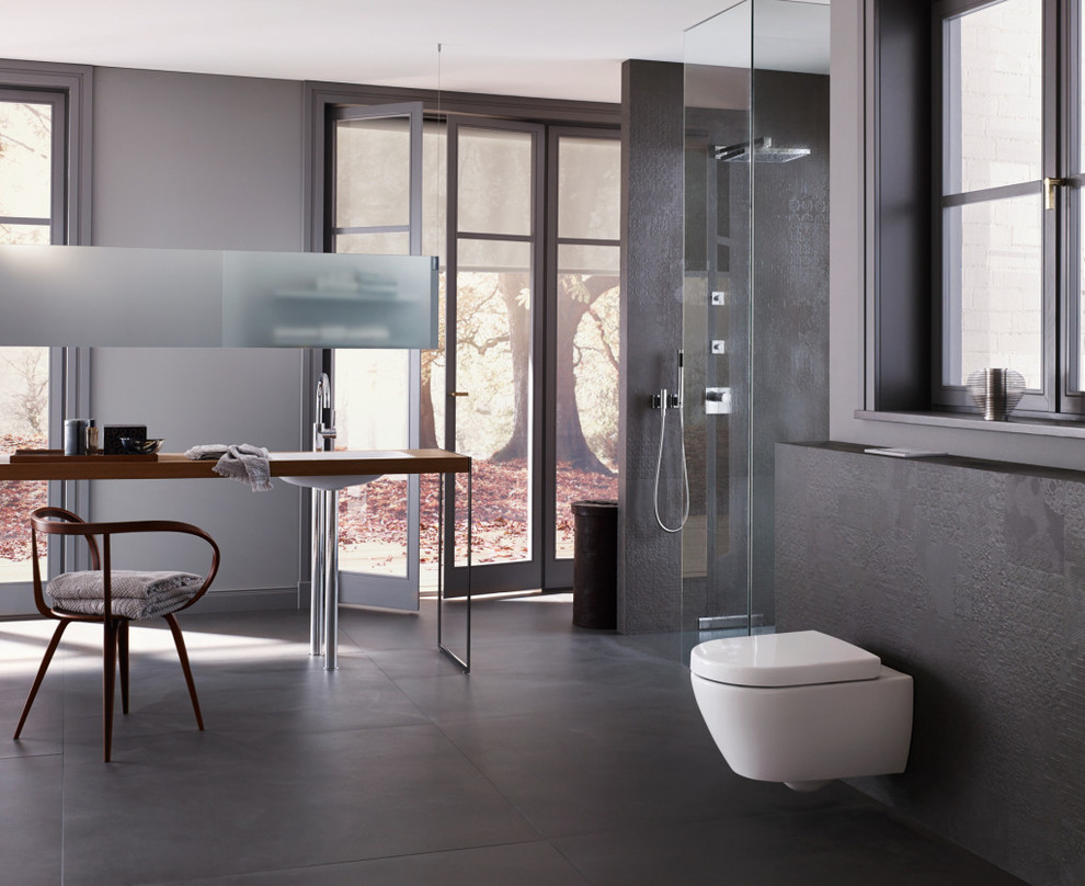 Inspiration pour une très grande salle de bain minimaliste avec une douche ouverte, WC suspendus et un mur gris.