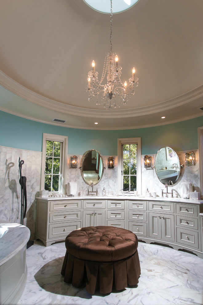 На фото: большая главная ванная комната в классическом стиле с фасадами с декоративным кантом, серыми фасадами, полновстраиваемой ванной, серой плиткой, белой плиткой, каменной плиткой, синими стенами, мраморным полом, врезной раковиной и мраморной столешницей