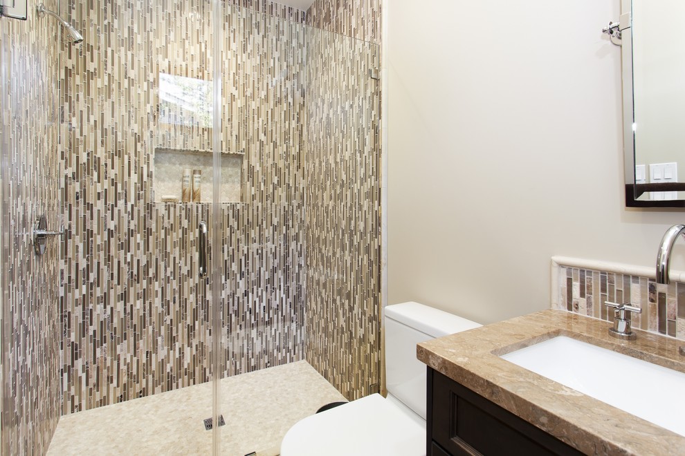 Aménagement d'une douche en alcôve principale méditerranéenne en bois foncé de taille moyenne avec un placard avec porte à panneau encastré, une baignoire indépendante, un carrelage multicolore, mosaïque, un lavabo encastré et un plan de toilette en granite.