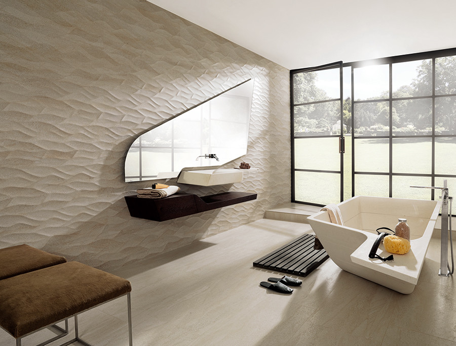 Immagine di una grande stanza da bagno padronale minimal con vasca freestanding, pareti beige, lavabo sospeso, top in legno e pavimento beige