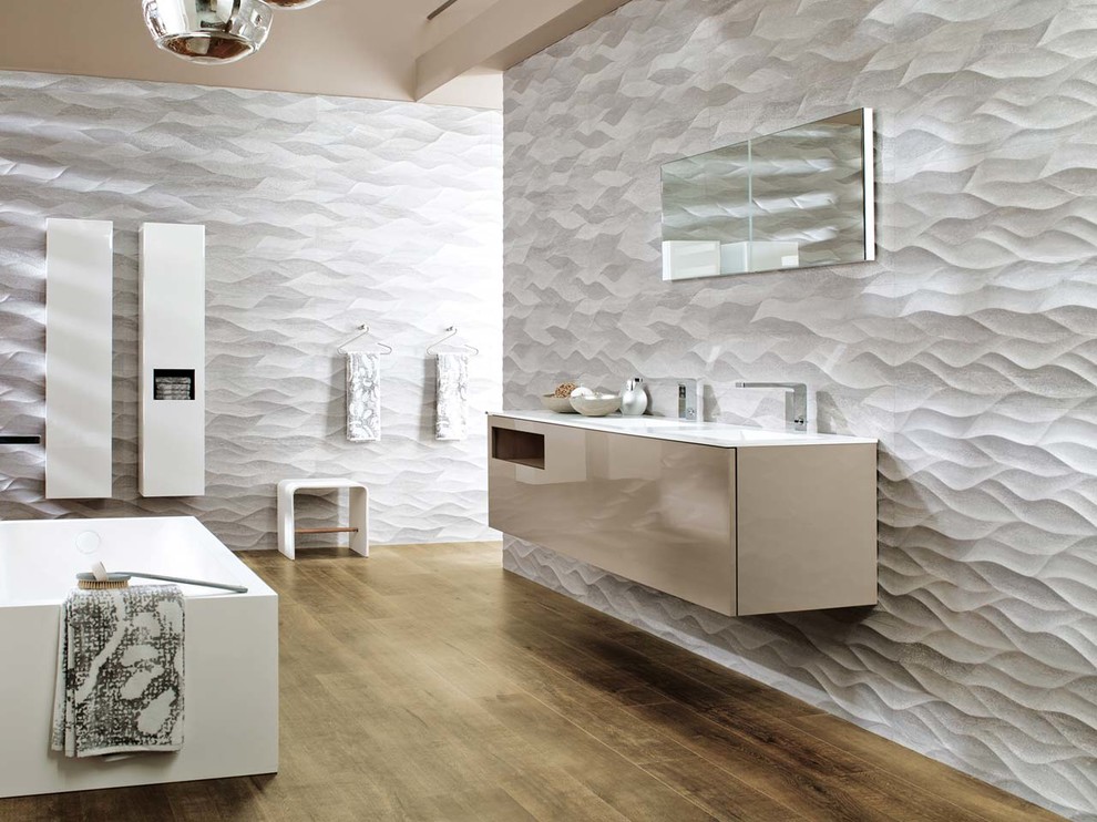 Стильный дизайн: большая главная ванная комната в современном стиле с отдельно стоящей ванной, паркетным полом среднего тона, коричневым полом и монолитной раковиной - последний тренд
