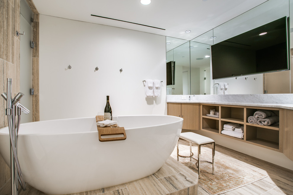 Imagen de cuarto de baño principal contemporáneo con encimera de mármol, bañera exenta, armarios abiertos y ducha empotrada
