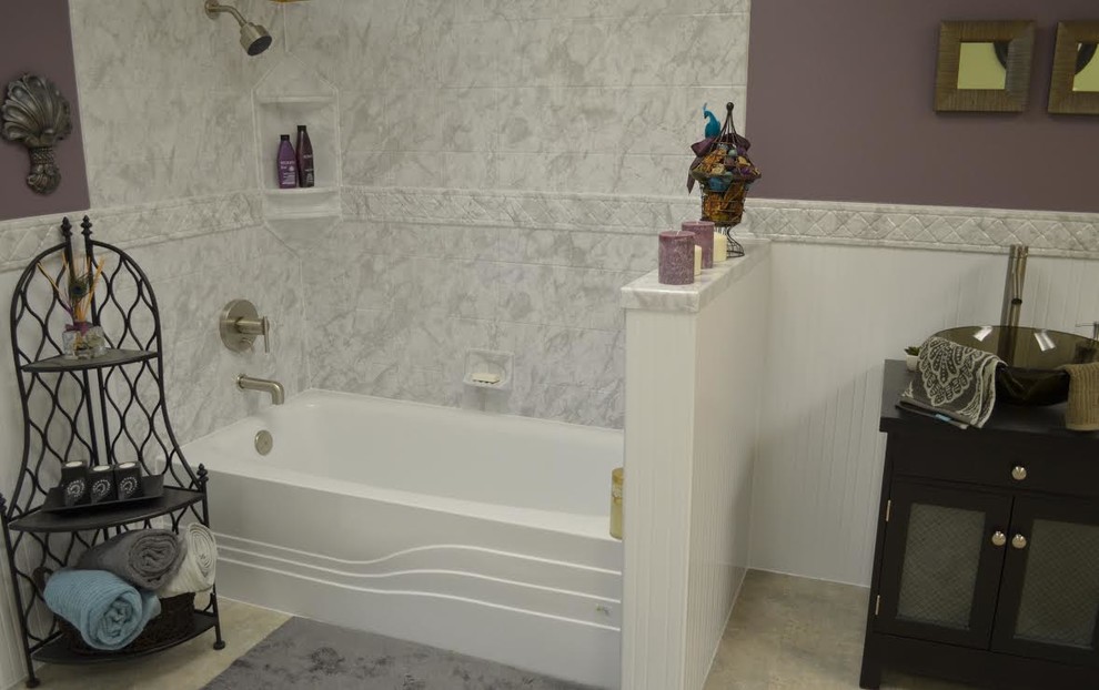 Идея дизайна: главная ванная комната среднего размера в классическом стиле с стеклянными фасадами, темными деревянными фасадами, угловой ванной, душем над ванной, фиолетовыми стенами, полом из керамической плитки и настольной раковиной