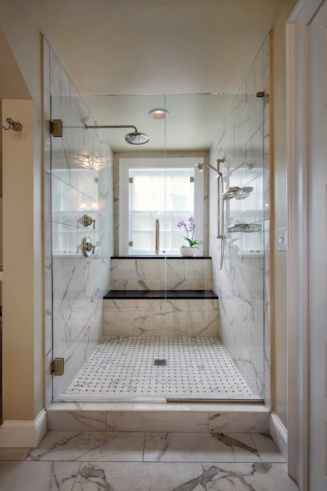 Стильный дизайн: главная ванная комната среднего размера в классическом стиле с фасадами с утопленной филенкой, темными деревянными фасадами, отдельно стоящей ванной, душем в нише, белой плиткой, керамогранитной плиткой, желтыми стенами, полом из керамогранита, столешницей из искусственного кварца, белым полом, душем с распашными дверями и черной столешницей - последний тренд