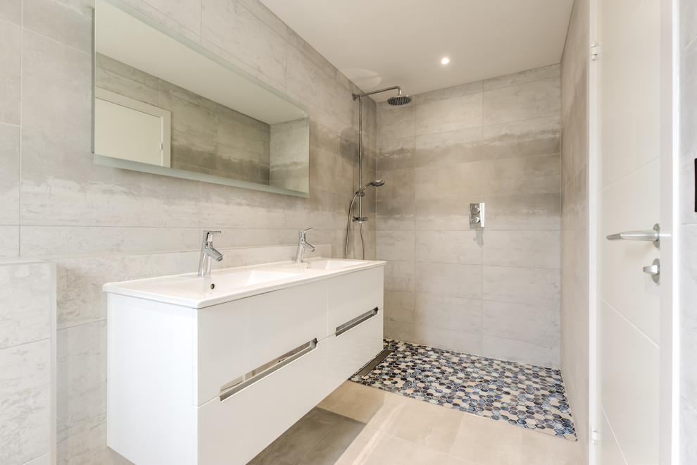 Свежая идея для дизайна: ванная комната в современном стиле с плоскими фасадами, белыми фасадами, открытым душем, серой плиткой, душевой кабиной, монолитной раковиной, бежевым полом, открытым душем и белой столешницей - отличное фото интерьера