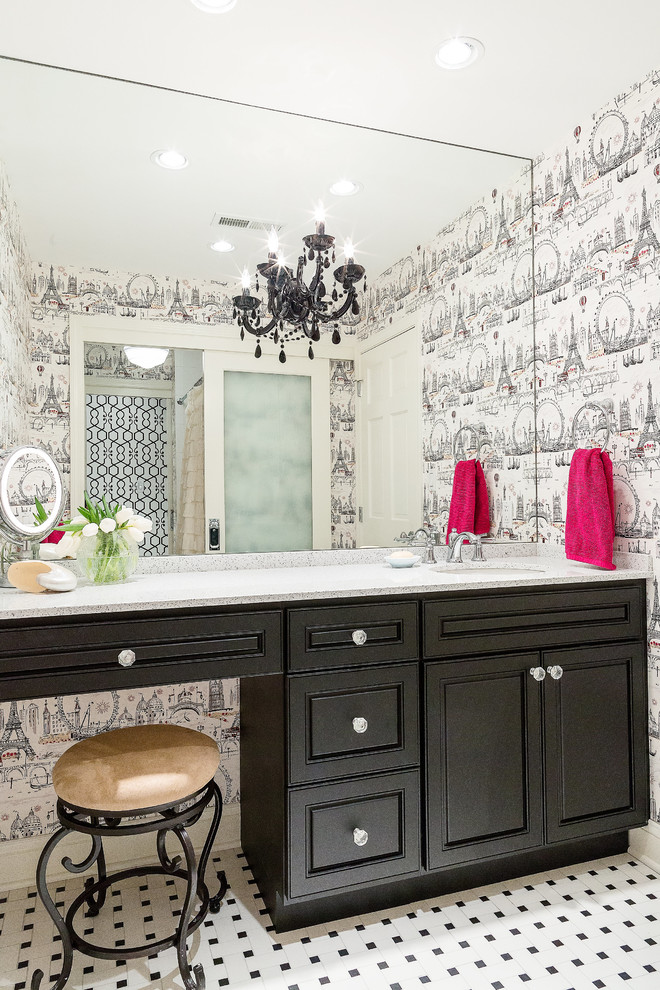 Стильный дизайн: большая детская ванная комната в классическом стиле с фасадами с декоративным кантом, черными фасадами, ванной в нише, открытым душем, раздельным унитазом, черно-белой плиткой, плиткой мозаикой, разноцветными стенами, полом из мозаичной плитки, врезной раковиной и столешницей из кварцита - последний тренд