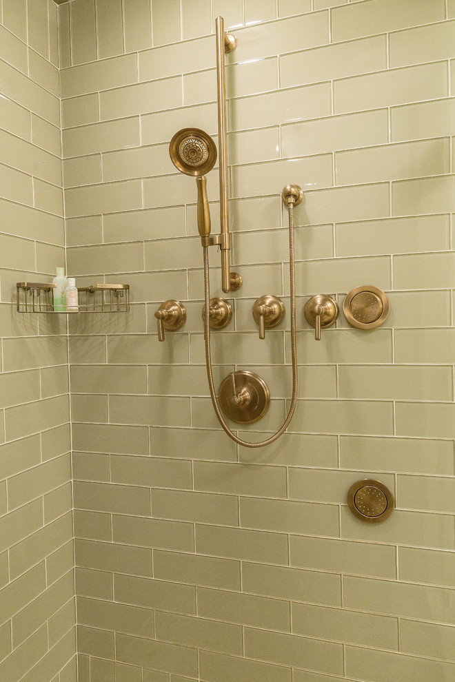 Exempel på ett mellanstort klassiskt badrum med dusch, med släta luckor, skåp i mellenmörkt trä, ett badkar i en alkov, en dusch i en alkov, en toalettstol med separat cisternkåpa, grön kakel, glaskakel, flerfärgade väggar, klinkergolv i småsten, ett fristående handfat och bänkskiva i kvartsit