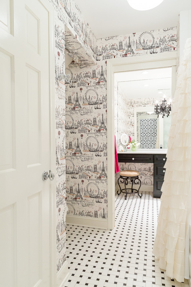 На фото: большая детская ванная комната в классическом стиле с фасадами с декоративным кантом, черными фасадами, ванной в нише, открытым душем, раздельным унитазом, черно-белой плиткой, плиткой мозаикой, разноцветными стенами, полом из мозаичной плитки, врезной раковиной и столешницей из гранита