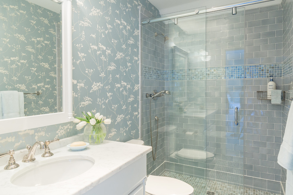 ニューヨークにある高級な中くらいなトラディショナルスタイルのおしゃれなバスルーム (浴槽なし) (レイズドパネル扉のキャビネット、白いキャビネット、オープン型シャワー、分離型トイレ、青いタイル、モザイクタイル、青い壁、モザイクタイル、大理石の洗面台) の写真