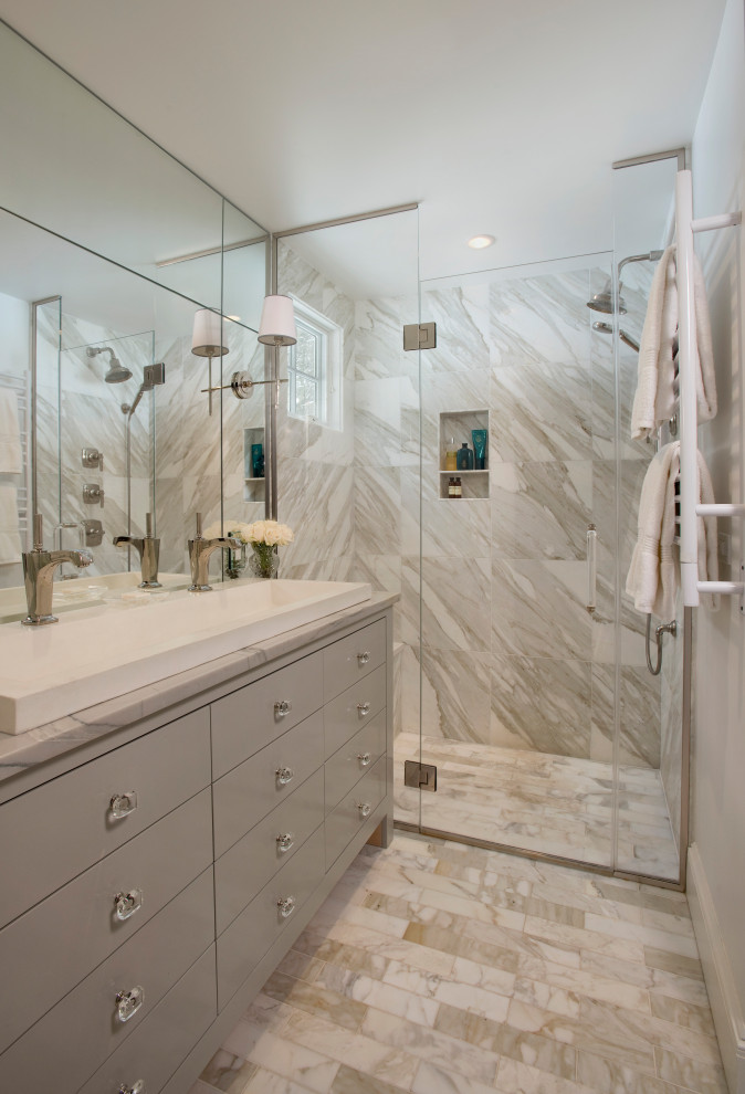 Foto på ett litet vintage grå en-suite badrum, med beige skåp, vit kakel, marmorkakel, vita väggar, marmorgolv, ett avlångt handfat, marmorbänkskiva och vitt golv