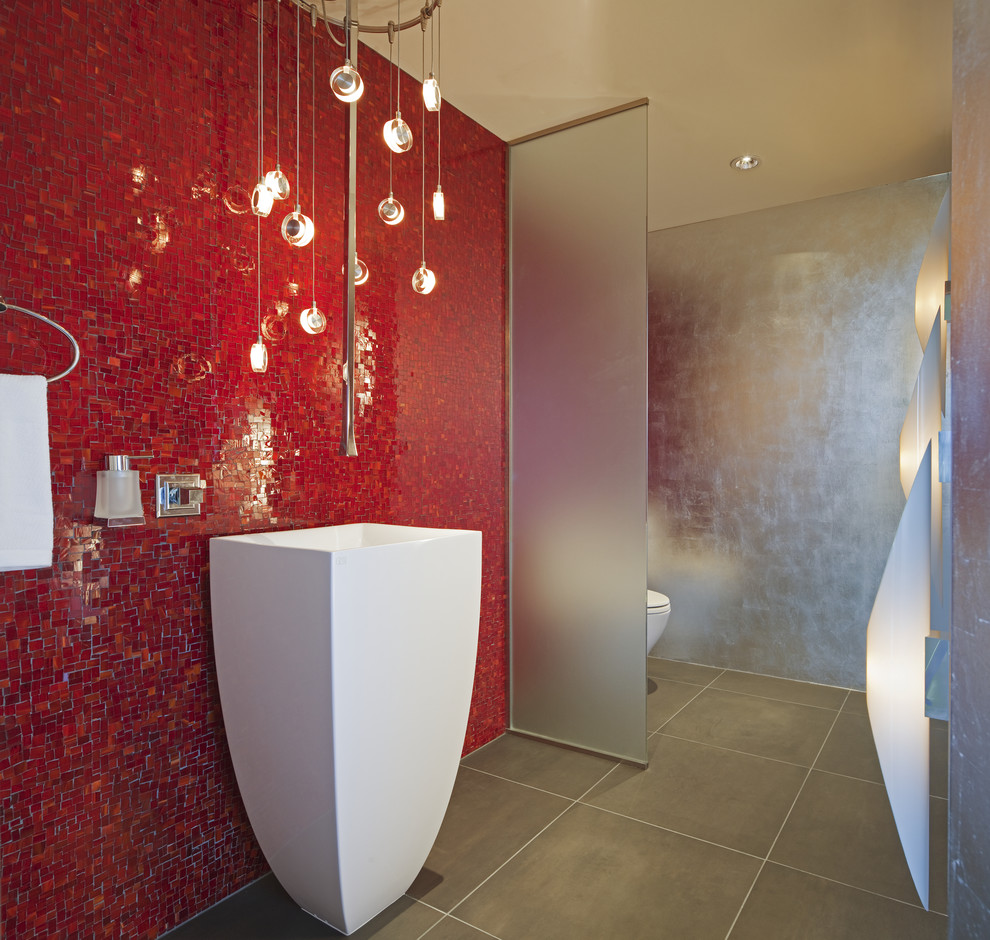 На фото: ванная комната в современном стиле с раковиной с пьедесталом, плиткой мозаикой, красной плиткой и красными стенами