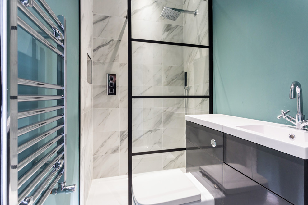 Ispirazione per una piccola stanza da bagno padronale con ante lisce, ante grigie, doccia aperta, doccia aperta e top bianco
