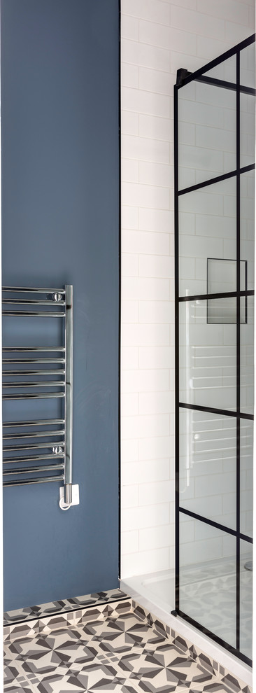 Idee per una piccola stanza da bagno padronale design con pareti blu, pavimento in gres porcellanato, pavimento nero e piastrelle bianche