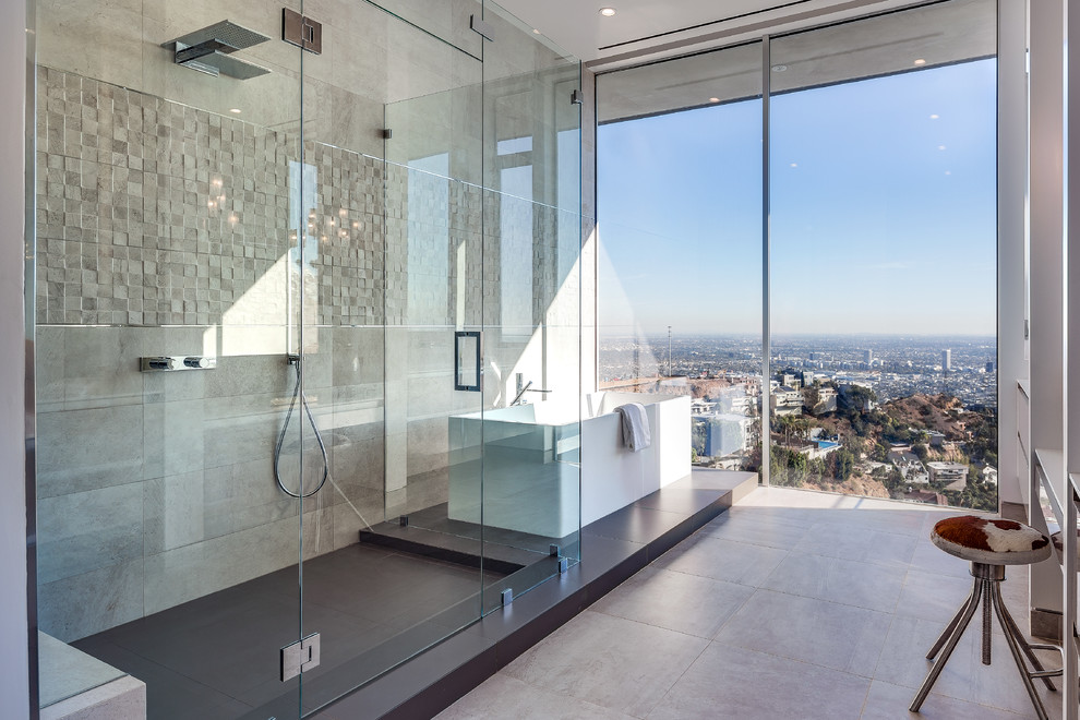 Idée de décoration pour une salle de bain principale design avec une baignoire indépendante, une douche d'angle, un carrelage beige et une cabine de douche à porte battante.