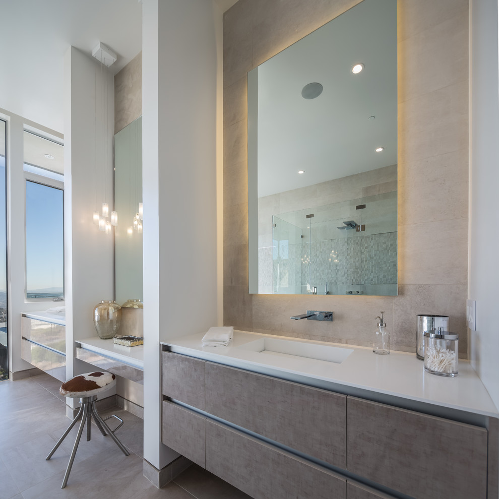 Cette photo montre une salle de bain principale tendance en bois foncé avec un placard à porte plane, un mur beige et un lavabo intégré.