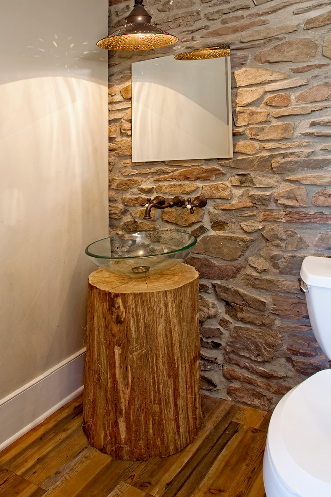 Foto de cuarto de baño campestre pequeño con lavabo sobreencimera