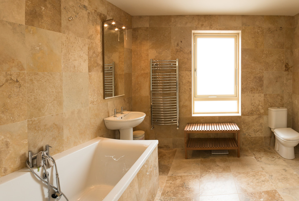 Esempio di una stanza da bagno padronale country di medie dimensioni con lavabo a colonna, piastrelle beige, piastrelle in pietra e pavimento in ardesia