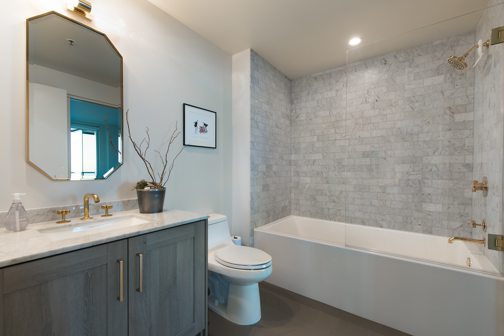 Идея дизайна: ванная комната в стиле неоклассика (современная классика) с фасадами в стиле шейкер, серыми фасадами, ванной в нише, душем над ванной, унитазом-моноблоком, серой плиткой, серыми стенами, душевой кабиной, врезной раковиной и открытым душем