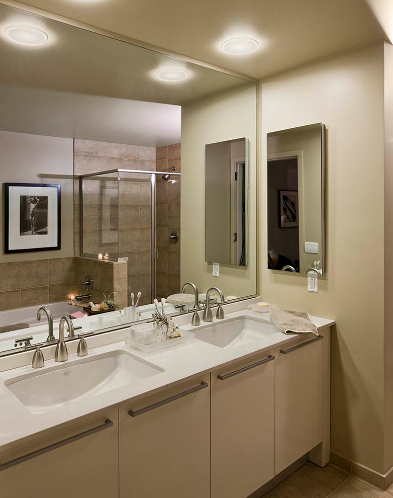 Immagine di una stanza da bagno design con ante bianche