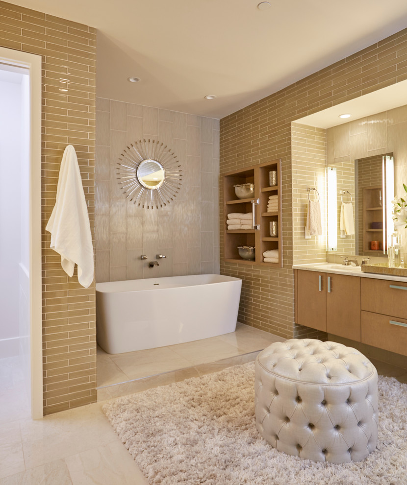 Exempel på ett stort modernt en-suite badrum, med släta luckor, skåp i ljust trä, ett fristående badkar, beige kakel, tunnelbanekakel, marmorgolv, ett undermonterad handfat, marmorbänkskiva, våtrum, bruna väggar, vitt golv och dusch med gångjärnsdörr