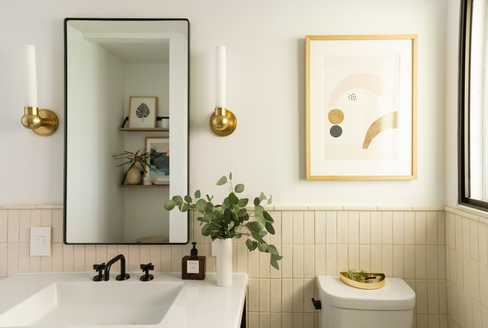 Imagen de cuarto de baño moderno de tamaño medio con puertas de armario negras, combinación de ducha y bañera, baldosas y/o azulejos beige, paredes blancas, suelo con mosaicos de baldosas, lavabo integrado, suelo verde y ducha con cortina