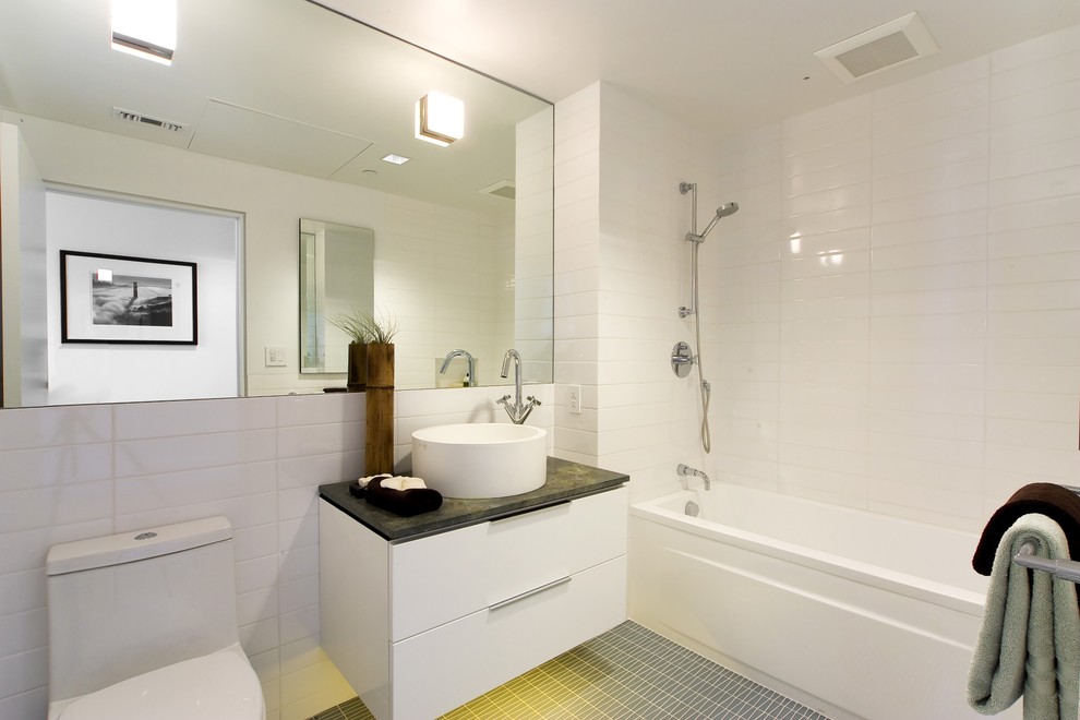 Foto de cuarto de baño principal contemporáneo con lavabo tipo consola, encimera de mármol, bañera encastrada, combinación de ducha y bañera, sanitario de una pieza, baldosas y/o azulejos blancos y paredes blancas