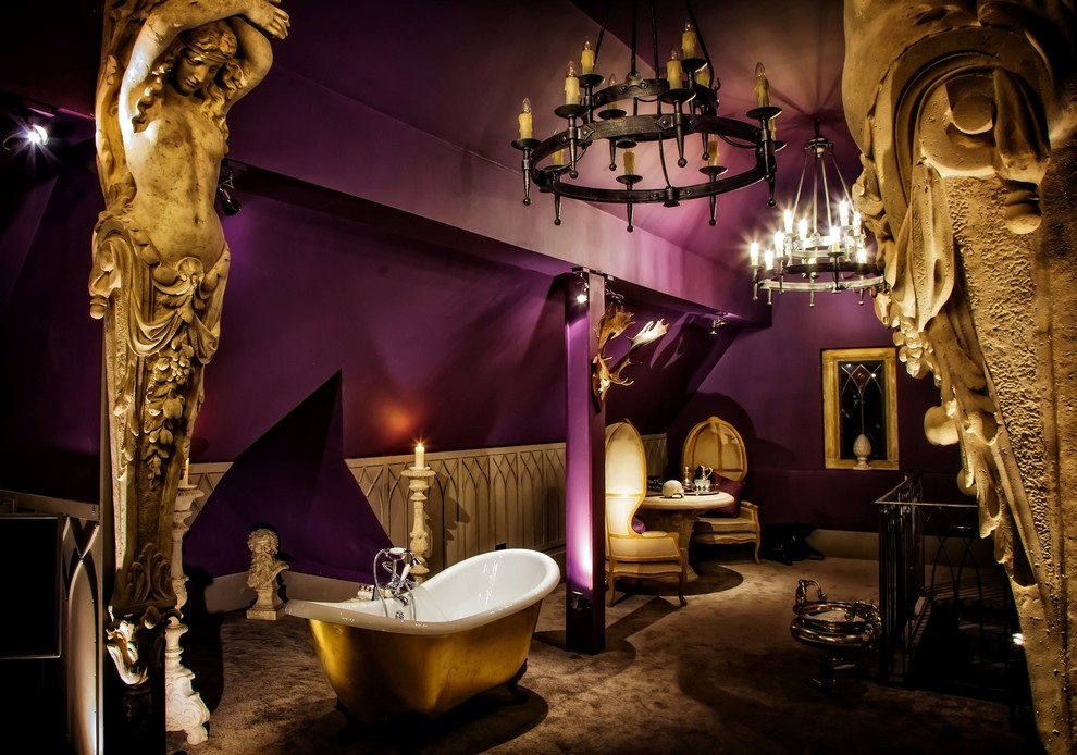 Cette image montre une grande salle de bain bohème avec une baignoire indépendante et un sol beige.