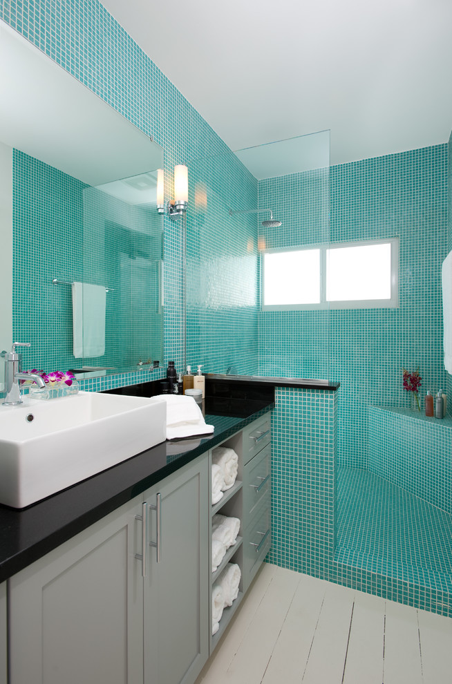 На фото: главная ванная комната среднего размера в современном стиле с фасадами в стиле шейкер, серыми фасадами, открытым душем, раздельным унитазом, синей плиткой, плиткой мозаикой, синими стенами, деревянным полом, настольной раковиной и столешницей из искусственного камня