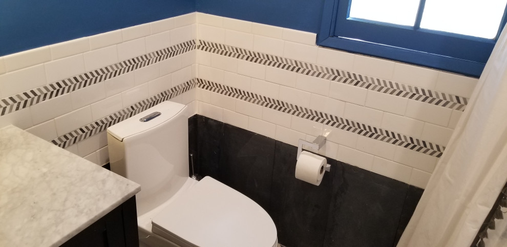 Пример оригинального дизайна: главная ванная комната среднего размера в стиле ретро с фасадами в стиле шейкер, черными фасадами, накладной ванной, душем над ванной, унитазом-моноблоком, белой плиткой, керамической плиткой, полом из керамогранита, врезной раковиной, столешницей из кварцита, разноцветным полом, шторкой для ванной, разноцветной столешницей, нишей, тумбой под одну раковину и напольной тумбой