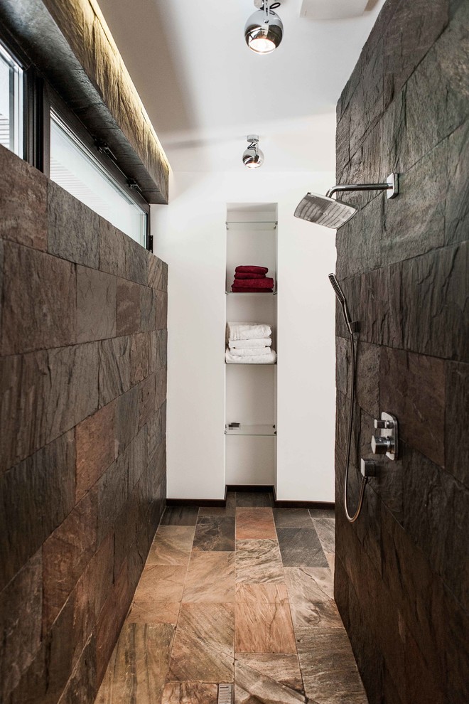 Exempel på ett modernt badrum, med en öppen dusch, brun kakel, bruna väggar och med dusch som är öppen