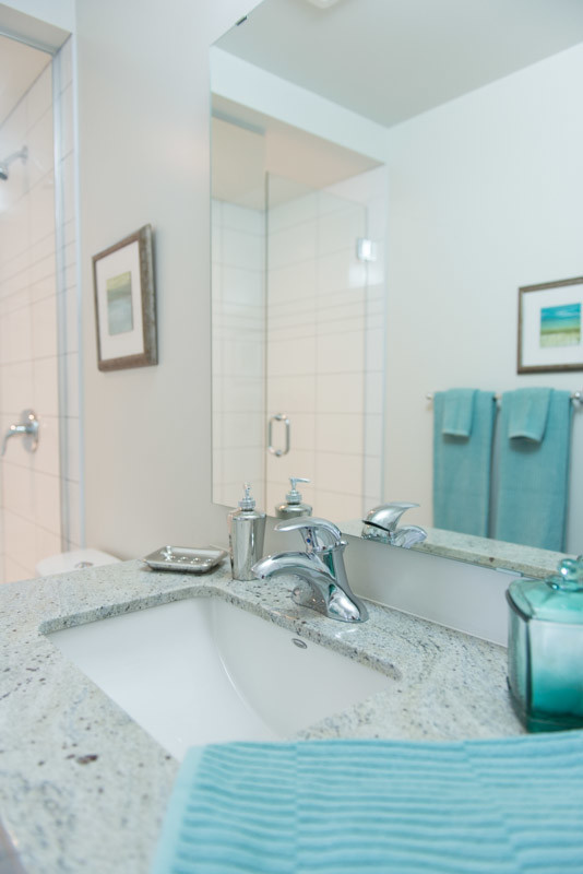 Diseño de cuarto de baño contemporáneo con lavabo bajoencimera, encimera de granito, ducha empotrada, baldosas y/o azulejos blancos, baldosas y/o azulejos de cerámica y paredes blancas