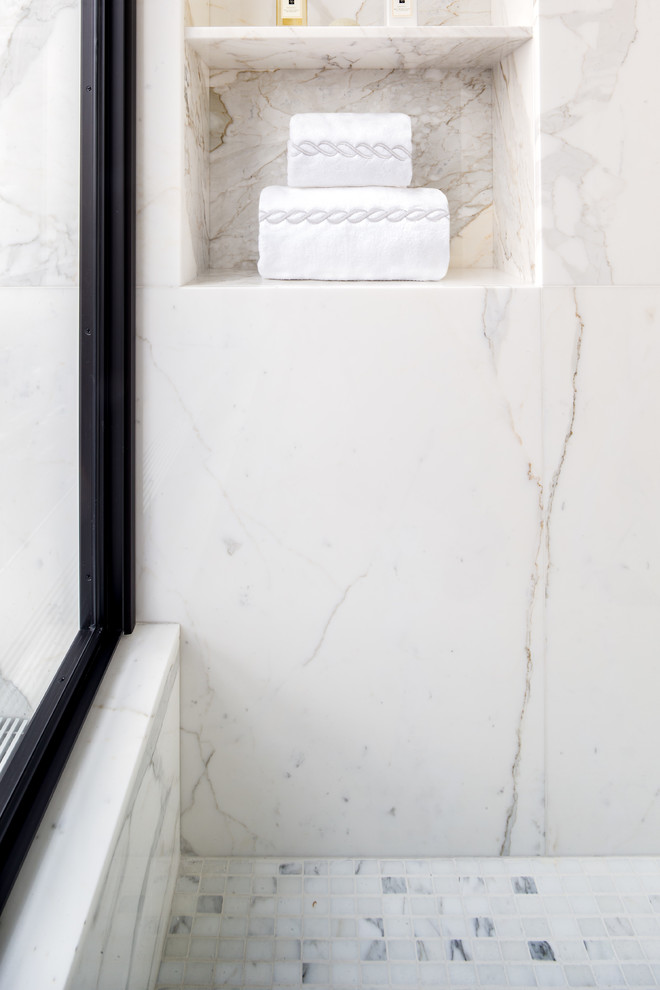 Modelo de cuarto de baño principal moderno extra grande con ducha doble, baldosas y/o azulejos de piedra, paredes blancas y suelo con mosaicos de baldosas