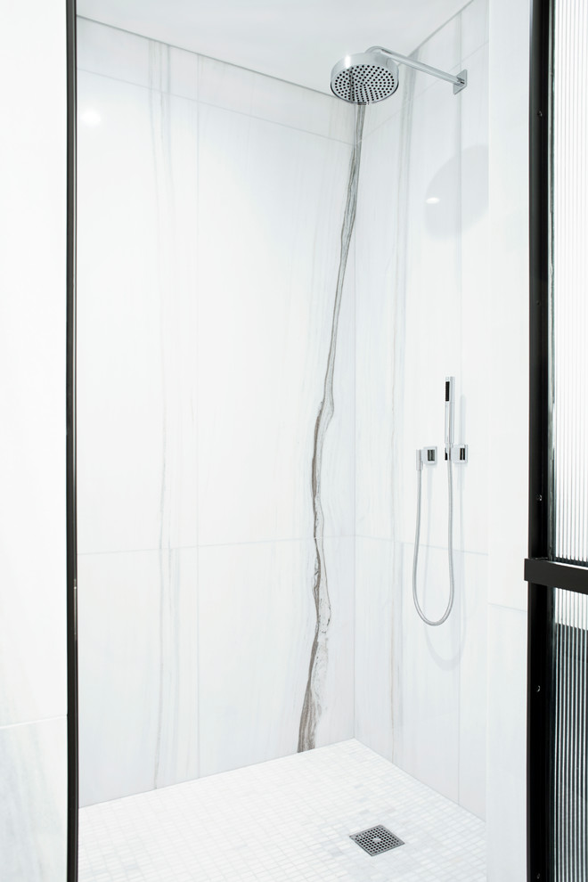Imagen de cuarto de baño moderno con puertas de armario de madera en tonos medios, ducha empotrada, baldosas y/o azulejos blancos, losas de piedra, paredes blancas y suelo de mármol