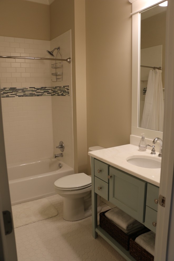 Foto di una stanza da bagno con doccia stile marinaro con lavabo sottopiano, consolle stile comò, vasca ad alcova, vasca/doccia e WC a due pezzi