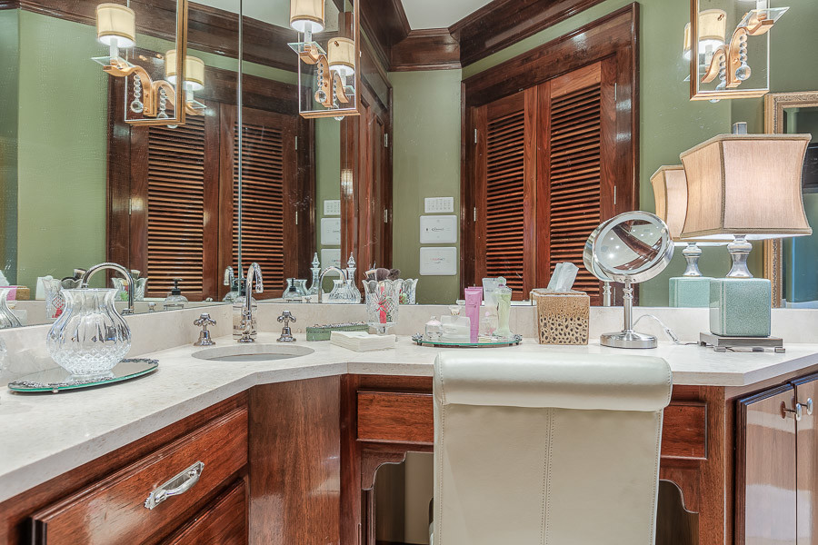 На фото: главная ванная комната среднего размера с плоскими фасадами, коричневыми фасадами, угловым душем, бежевой плиткой, керамической плиткой, зелеными стенами, полом из керамической плитки, врезной раковиной и мраморной столешницей с