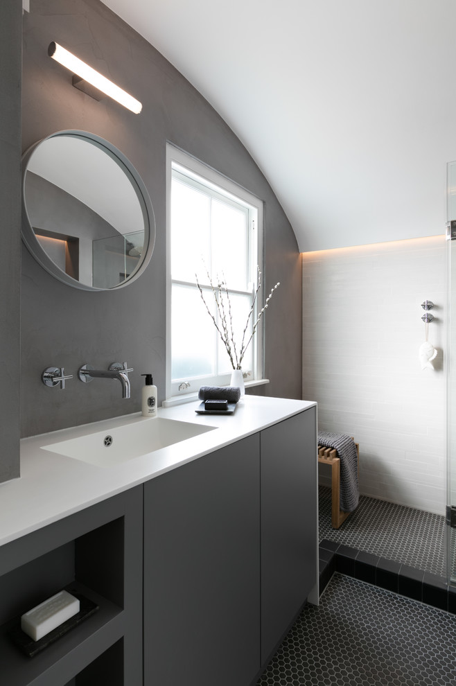 Пример оригинального дизайна: маленькая главная ванная комната в современном стиле с плоскими фасадами, серыми фасадами, черной плиткой и серыми стенами для на участке и в саду
