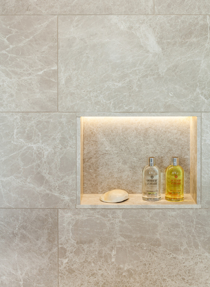 Exempel på ett mellanstort klassiskt badrum för barn, med en öppen dusch, beige kakel, marmorkakel och dusch med gångjärnsdörr