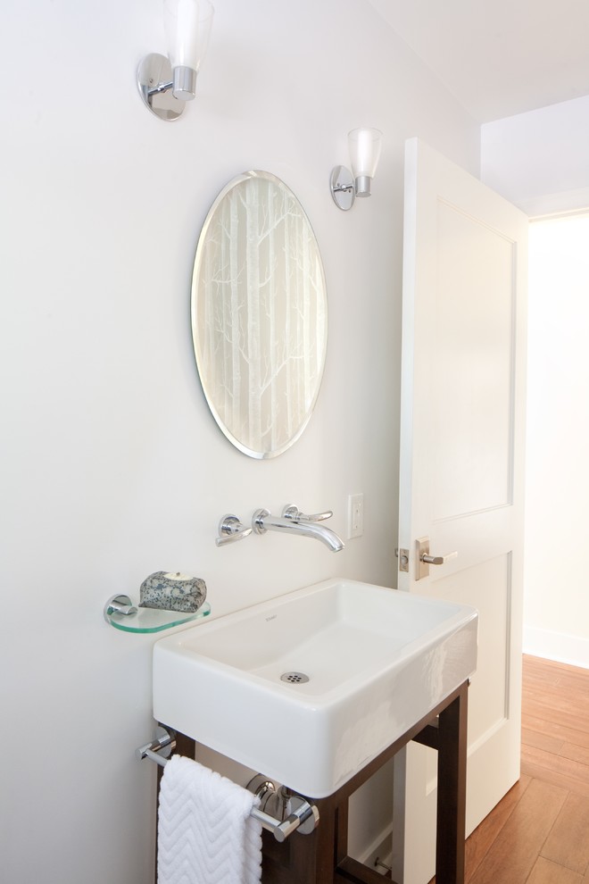 Пример оригинального дизайна: большая главная ванная комната в современном стиле с подвесной раковиной, белыми стенами и паркетным полом среднего тона