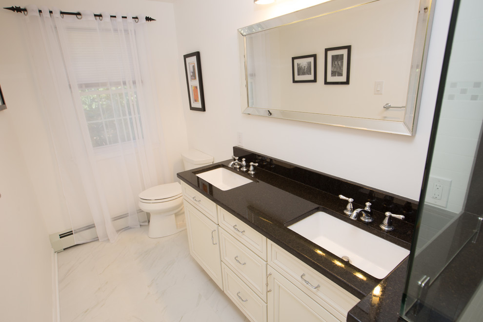 Idéer för ett litet modernt badrum med dusch, med luckor med infälld panel, vita skåp, en hörndusch, en toalettstol med separat cisternkåpa, vita väggar, marmorgolv, ett undermonterad handfat och granitbänkskiva