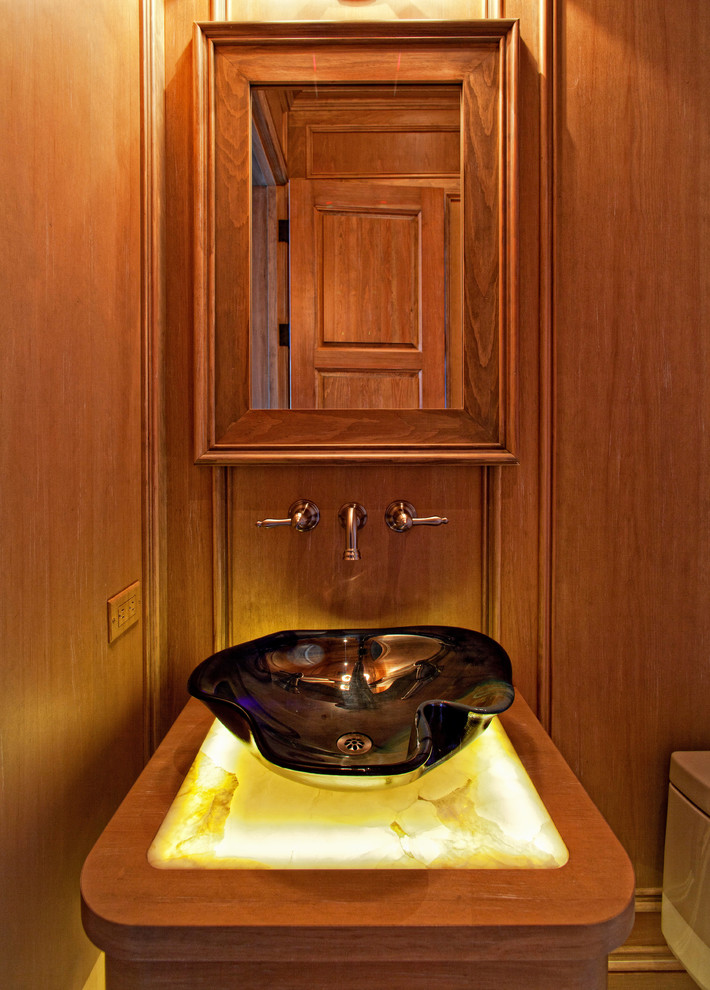 Inspiration för små klassiska badrum med dusch, med skåp i mellenmörkt trä, ett fristående handfat och bänkskiva i onyx