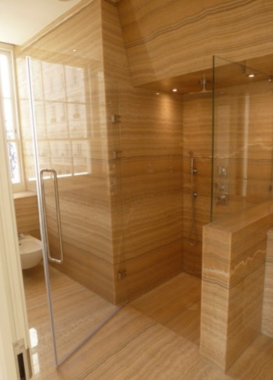 На фото: большая главная ванная комната в современном стиле с открытым душем, инсталляцией, бежевой плиткой, плиткой из листового камня, бежевыми стенами и мраморным полом с