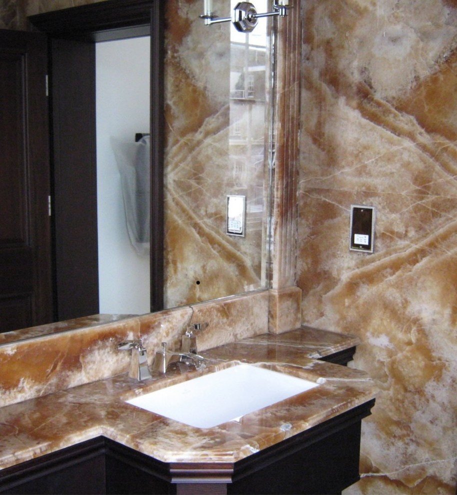 Idéer för stora vintage en-suite badrum, med ett nedsänkt handfat, luckor med infälld panel, skåp i mörkt trä, bänkskiva i onyx, brun kakel, stenhäll och bruna väggar