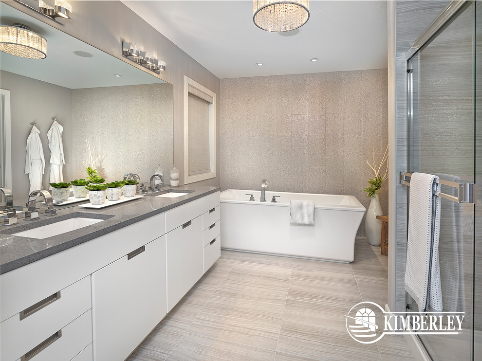 Exemple d'une salle de bain tendance avec un lavabo encastré, des portes de placard blanches, une baignoire indépendante, un carrelage gris, des carreaux de céramique, un mur gris et un sol en carrelage de céramique.