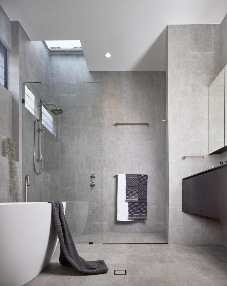 Modernes Badezimmer mit flächenbündigen Schrankfronten, grauen Schränken, freistehender Badewanne, Duschnische, grauen Fliesen, grauem Boden, offener Dusche und grauer Waschtischplatte in Brisbane