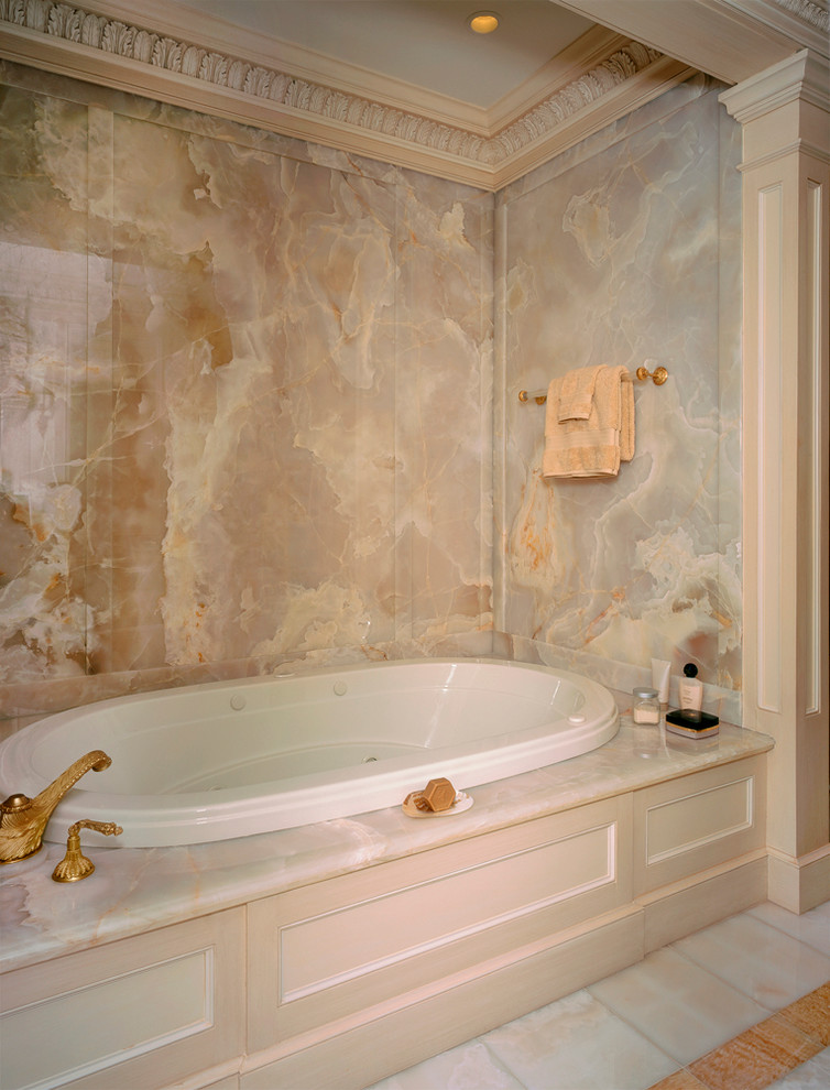 Idee per una grande stanza da bagno padronale chic con ante con riquadro incassato, ante beige, vasca da incasso, piastrelle multicolore, lastra di pietra, pareti beige e pavimento in marmo